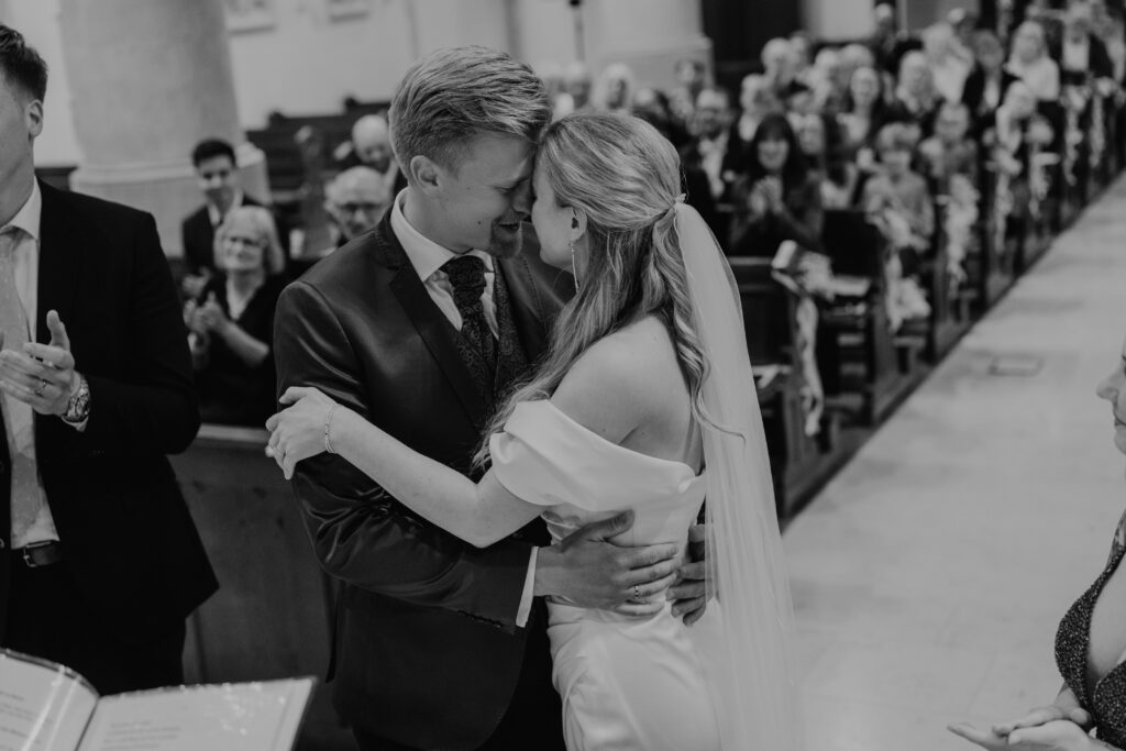 „Romantisches Hochzeitspaar im Standesamt Gutbrueckhausen, eingefangen von Hochzeitsfotograf Münster, Osnabrück und Ibbenbüren.“