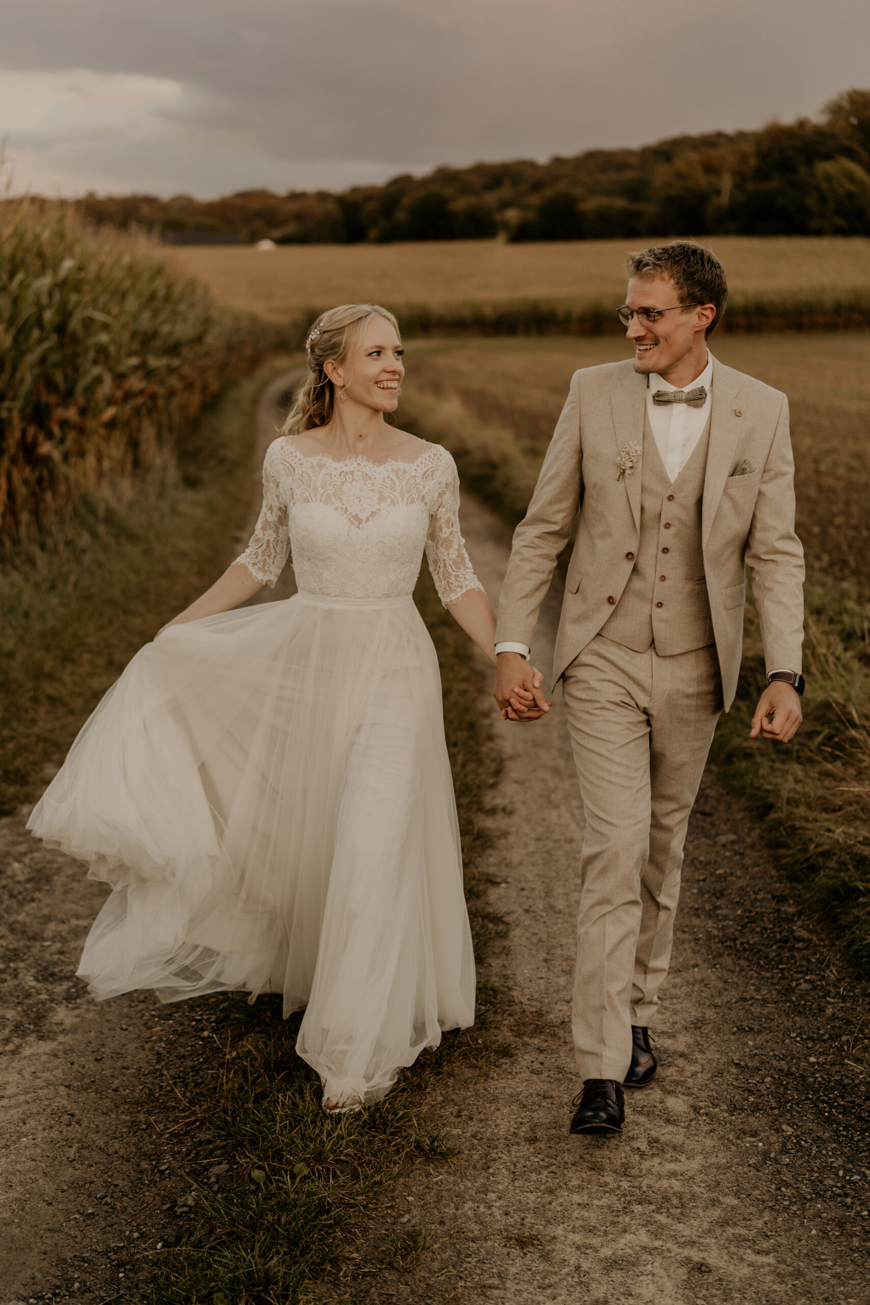 Romantisches Hochzeitsshooting nach Sonnenuntergang auf Hof Bröcker in Osnabrück – festgehalten von einer Hochzeitsfotografin aus Osnabrück