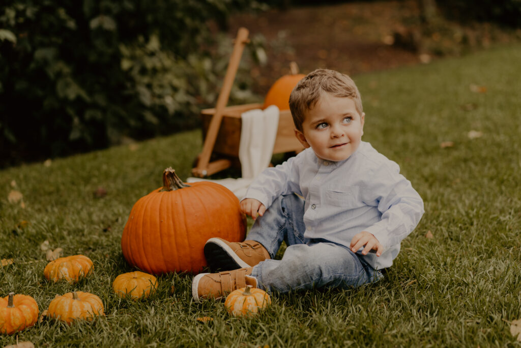 Fröhlicher Junge im herbstlichen Kürbisset – natürliche Kitafotografie in Ibbenbüren, Osnabrück und Münster