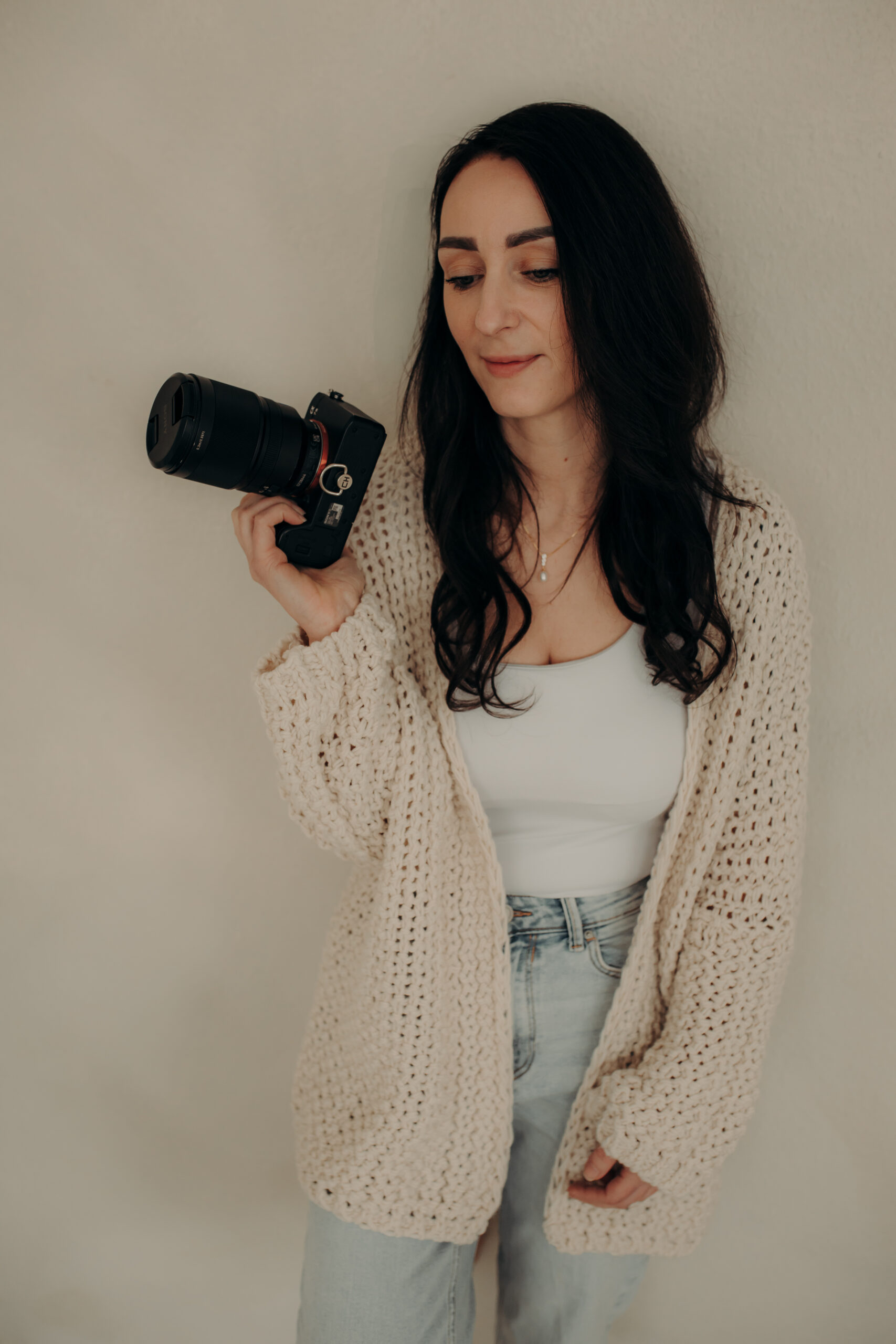 Fotografin Laura Karoline bei einem Babybauchshooting – natürliche und emotionale Schwangerschaftsfotografie in Osnabrück, Münster und Ibbenbüren.