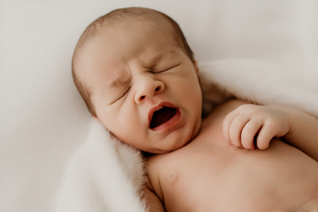 Schlicht, hell und beruhigend – der Fokus liegt auf dem Baby. Reine, zeitlose