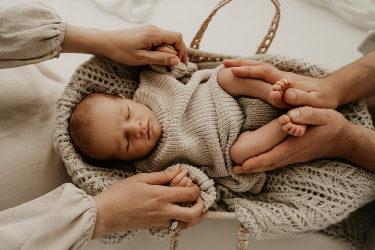 Familie mit Neugeborenem während eines Studiofotoshootings in Lengerich