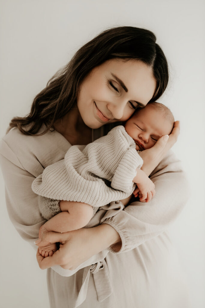 Kuschelfotos mit Mama nach der Geburt