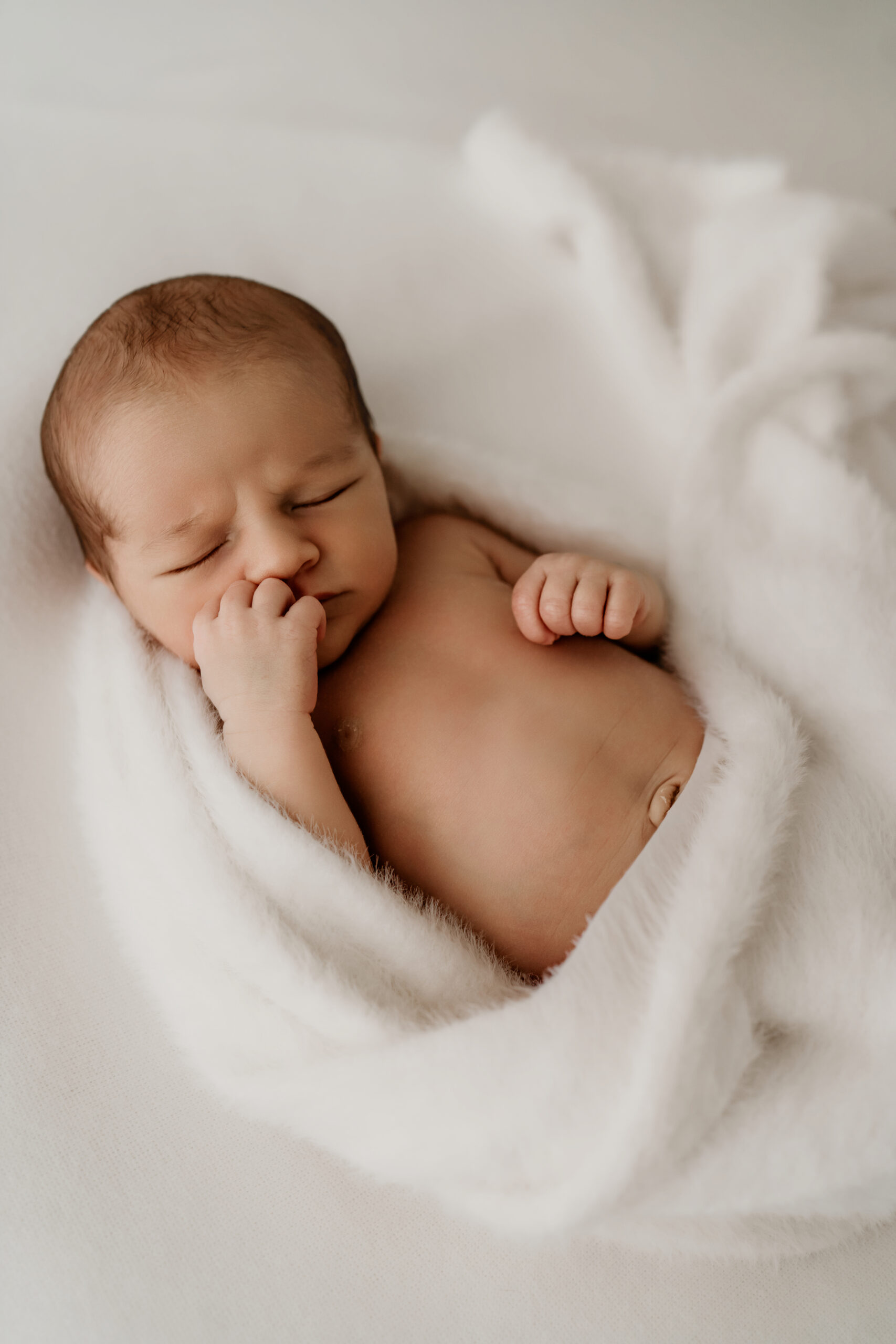 Schlicht, hell und beruhigend – der Fokus liegt auf dem Baby. Reine, zeitlose