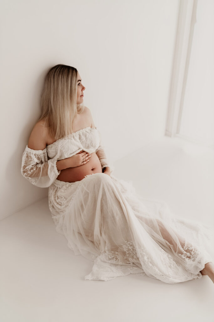 Schwangere Frau beim Babybauch Fotoshooting im Fotostudio Lengerich