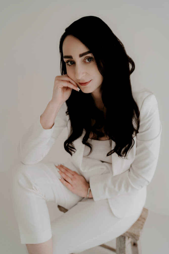 Portrait von Fotografin Laura Karoline im weißen Studio.