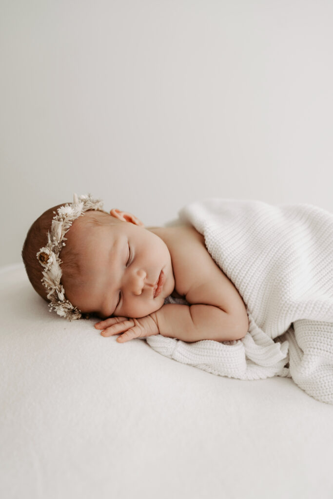 Detailaufnahme eines neugeborenen Babys beim Newbornshooting
