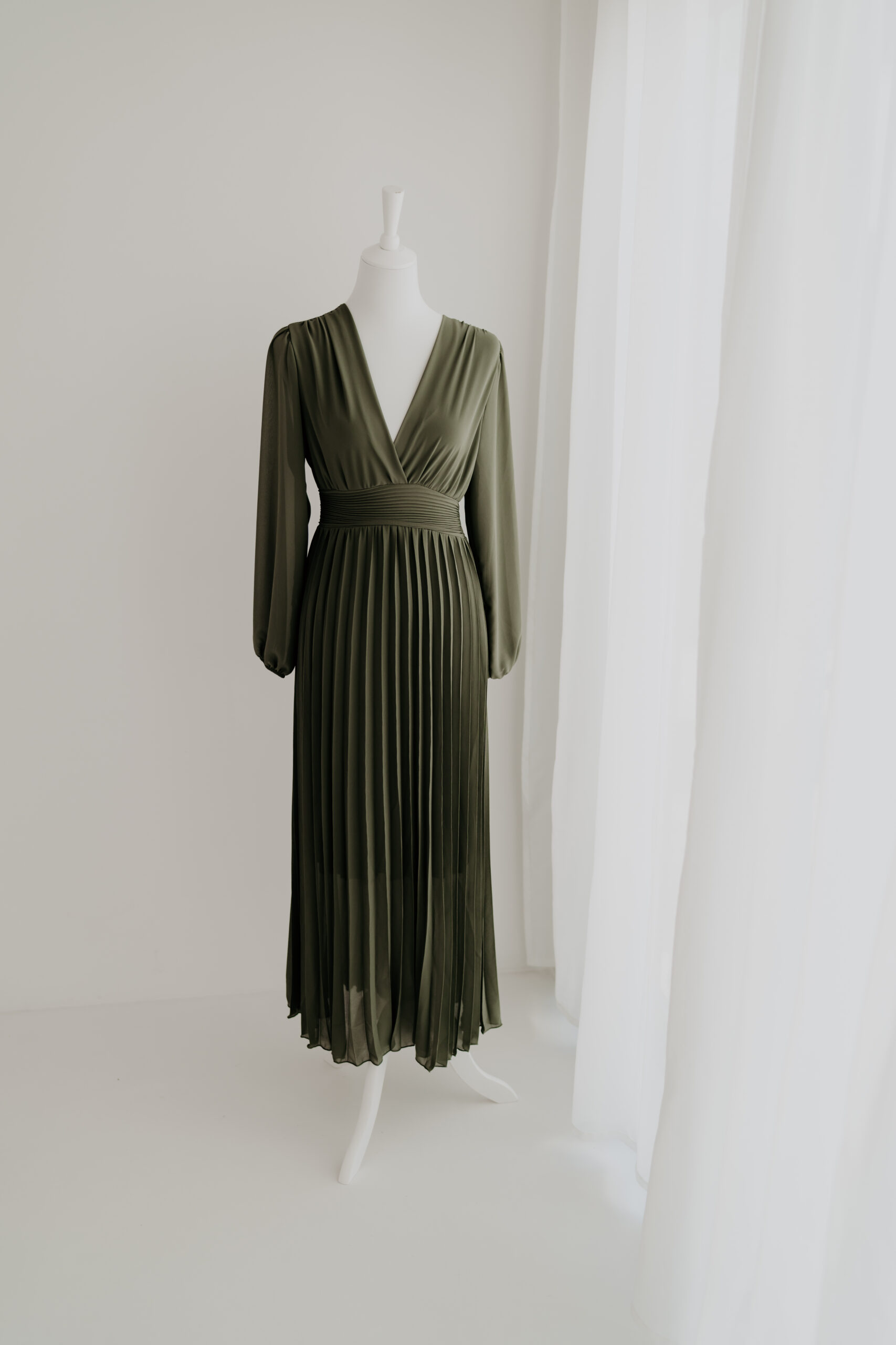 Babybauchkleid in Olivgrün mit Plissee und langen Ärmeln für natürliche Schwangerschaftsfotos im Studio Lengerich bei Osnabrück