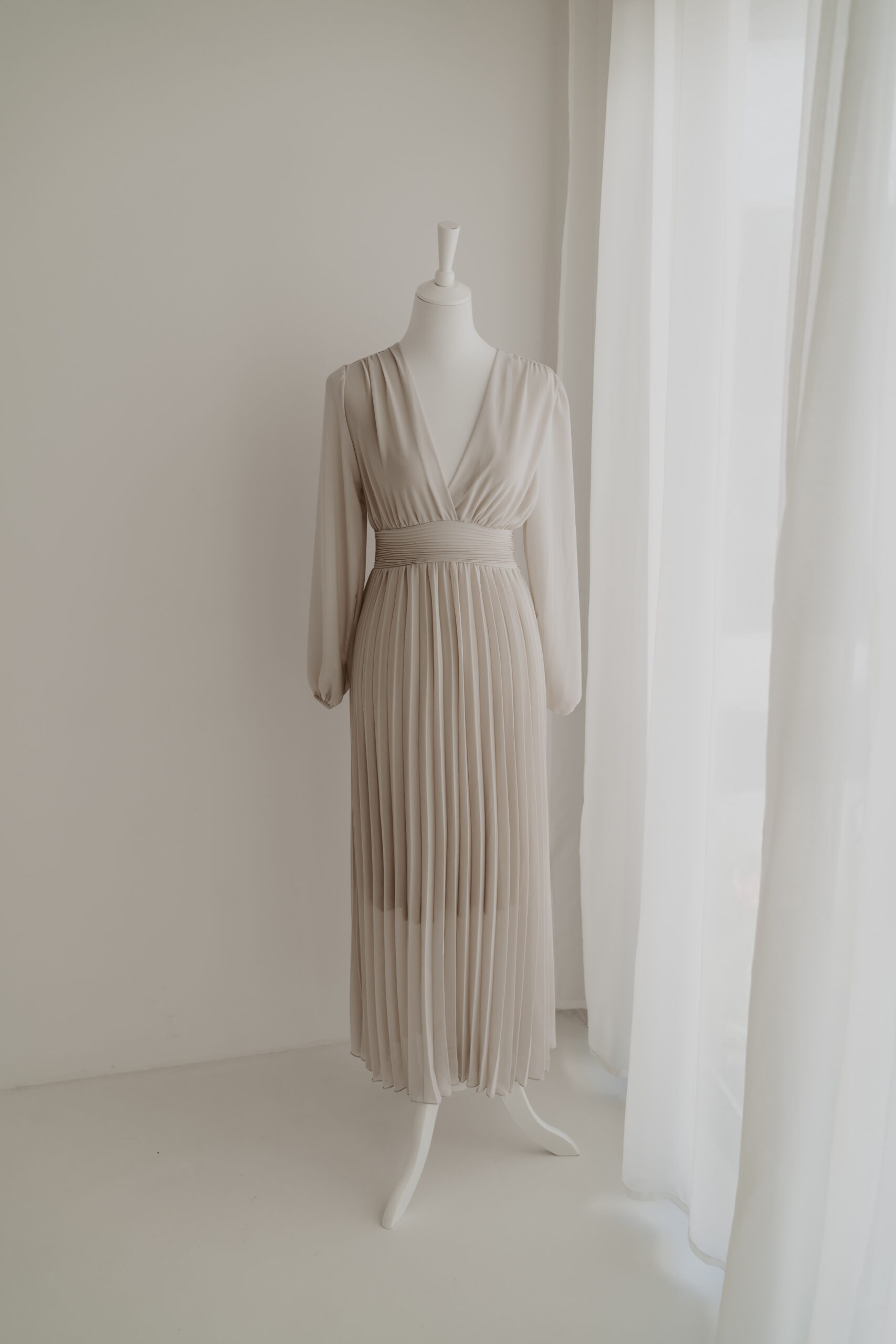 Cremefarbenes Babybauchkleid mit Plissee und langen Ärmeln für helle und natürliche Schwangerschaftsfotos