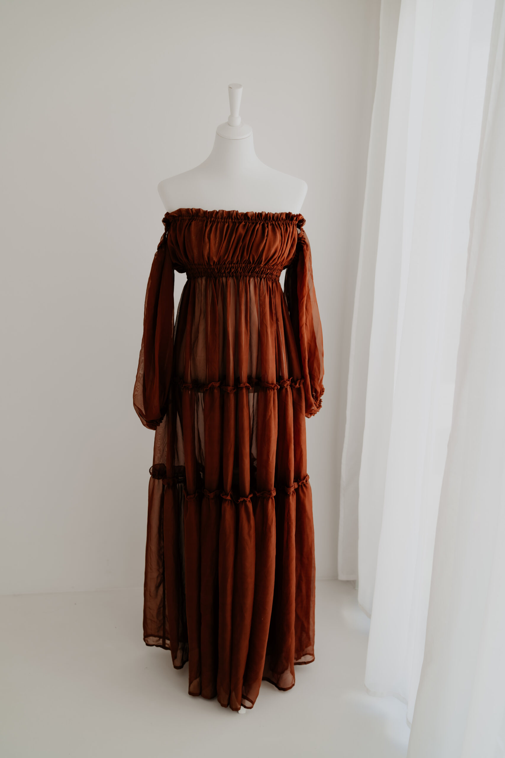 Boho Babybauchkleid in Rostbraun mit Off-Shoulder und fließendem Stoff für natürliche Outdoor Shootings