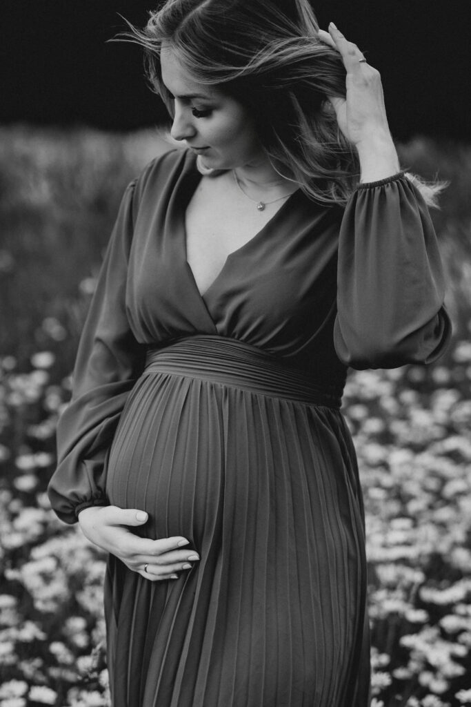 Zeitloses Schwarz-Weiß-Porträt einer werdenden Mama während ihres Babybauchshootings.