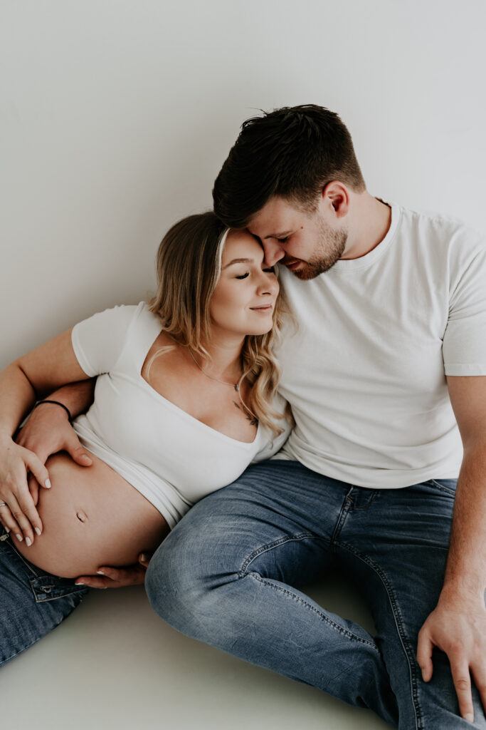 Natürliches Babybauchshooting eines Paares im hellen Studio in Osnabrück.