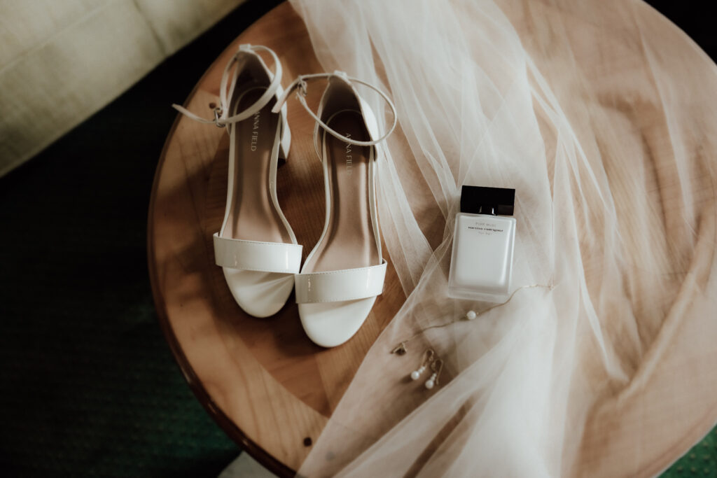 Brautschuhe, Parfum und Schmuck als Details der Hochzeit in Münster