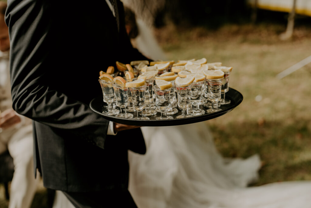 Tablett mit Tequila-Shots für die Gäste bei der freien Trauung im Hof zur Linde