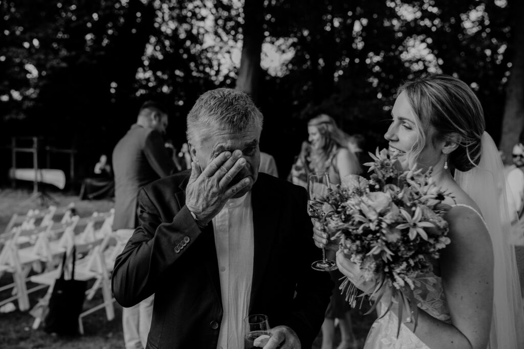 Emotionaler Moment während der freien Trauung im Hof zur Linde