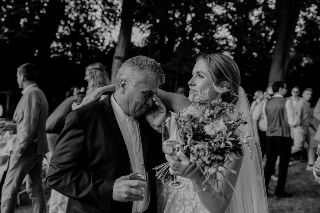 Emotionaler Moment während der freien Trauung im Hof zur Linde