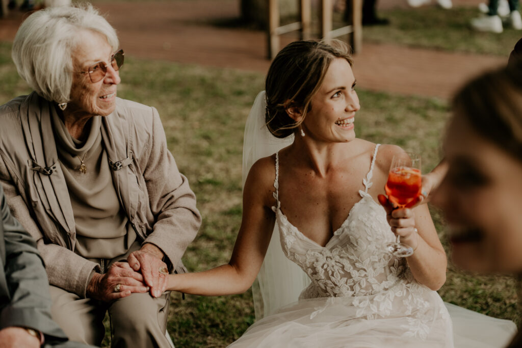 Braut mit ihrer Oma und Aperol bei der freien Trauung im Hof zur Linde