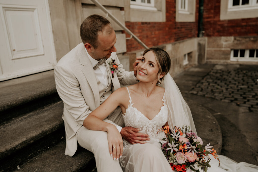 Pia und Robin entspannt beim Paarshooting an ihrem Hochzeitstag
