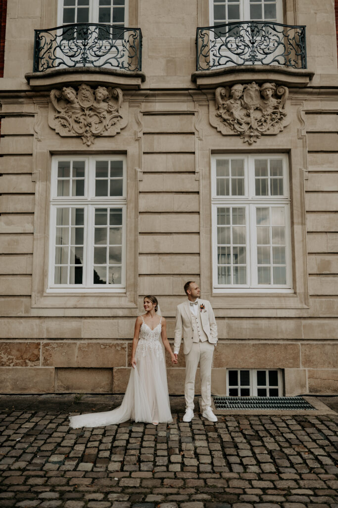 Brautpaar beim Hochzeitsshooting vor dem Schloss Münster
