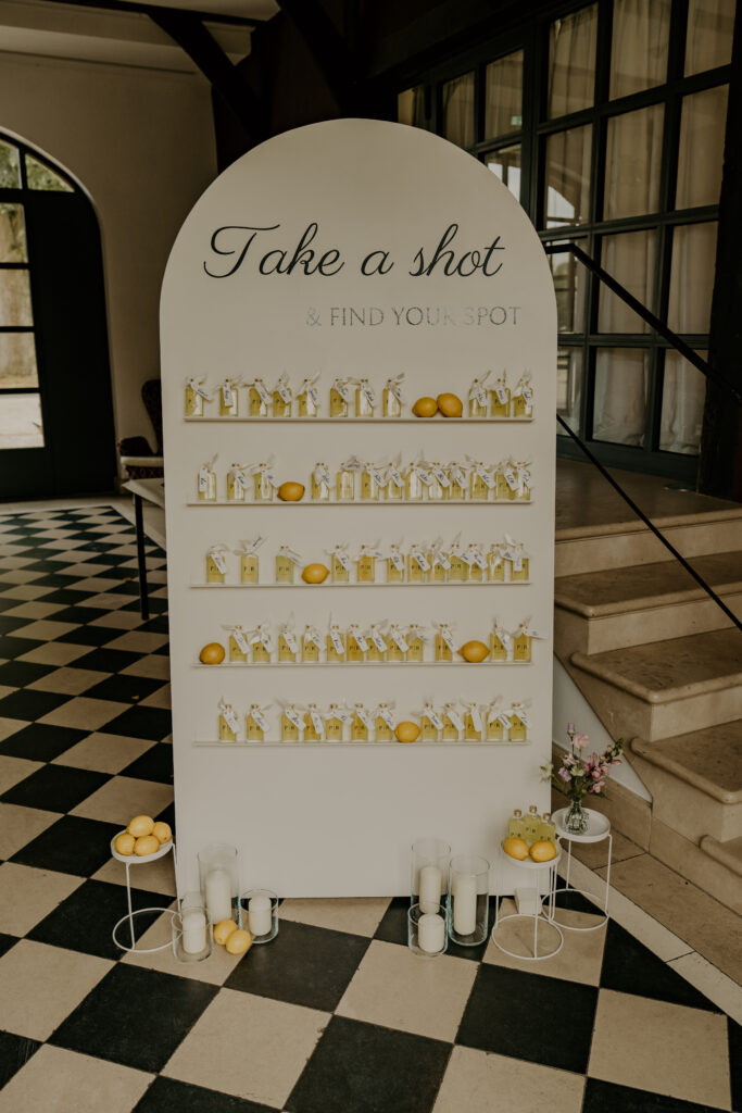 Individuelle Shot-Wall mit Tequila für die Hochzeitsgäste