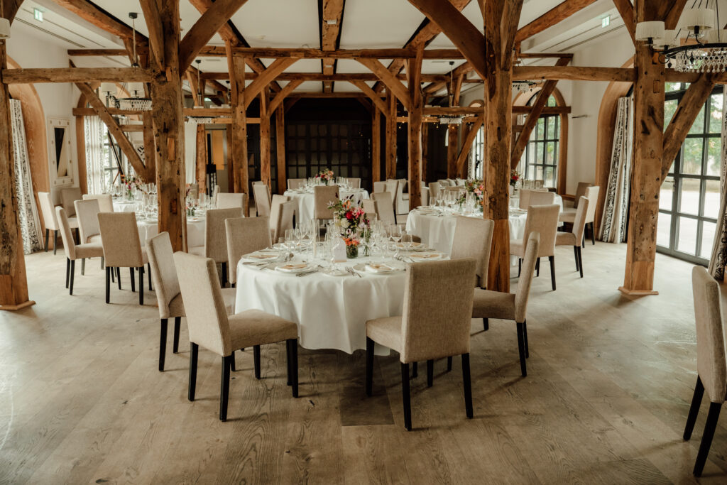 Festlich gedeckter Hochzeitssaal im Hof zur Linde in Münster